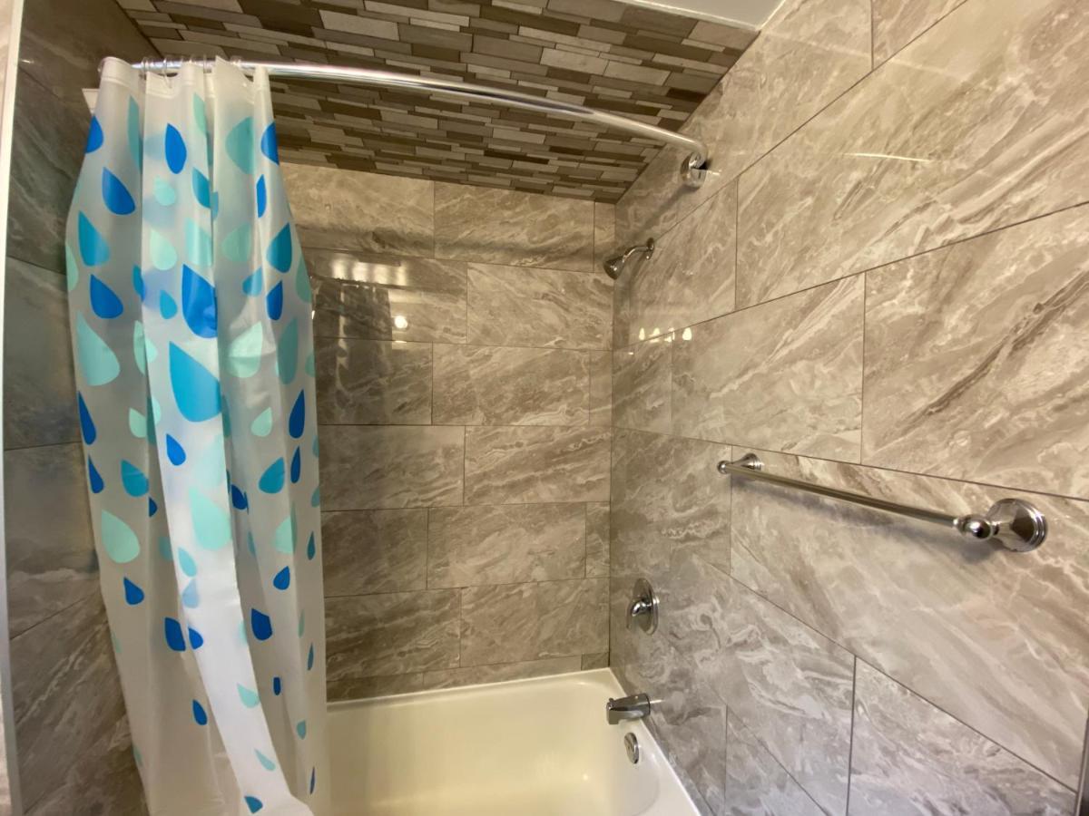 تورونتو Yonge And Finch Subway !S Spacious And Modern Private Bd With Shared Bathroom المظهر الخارجي الصورة